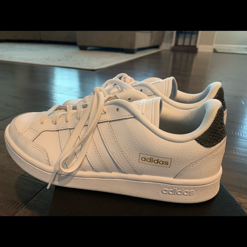 Women’s Adidas Grand Court SE Size 9
